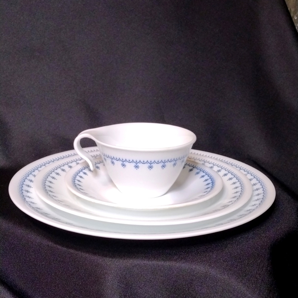 Corelle 4 piece place setting Vintage Blue Snowflake ❄️ Garland Pattern